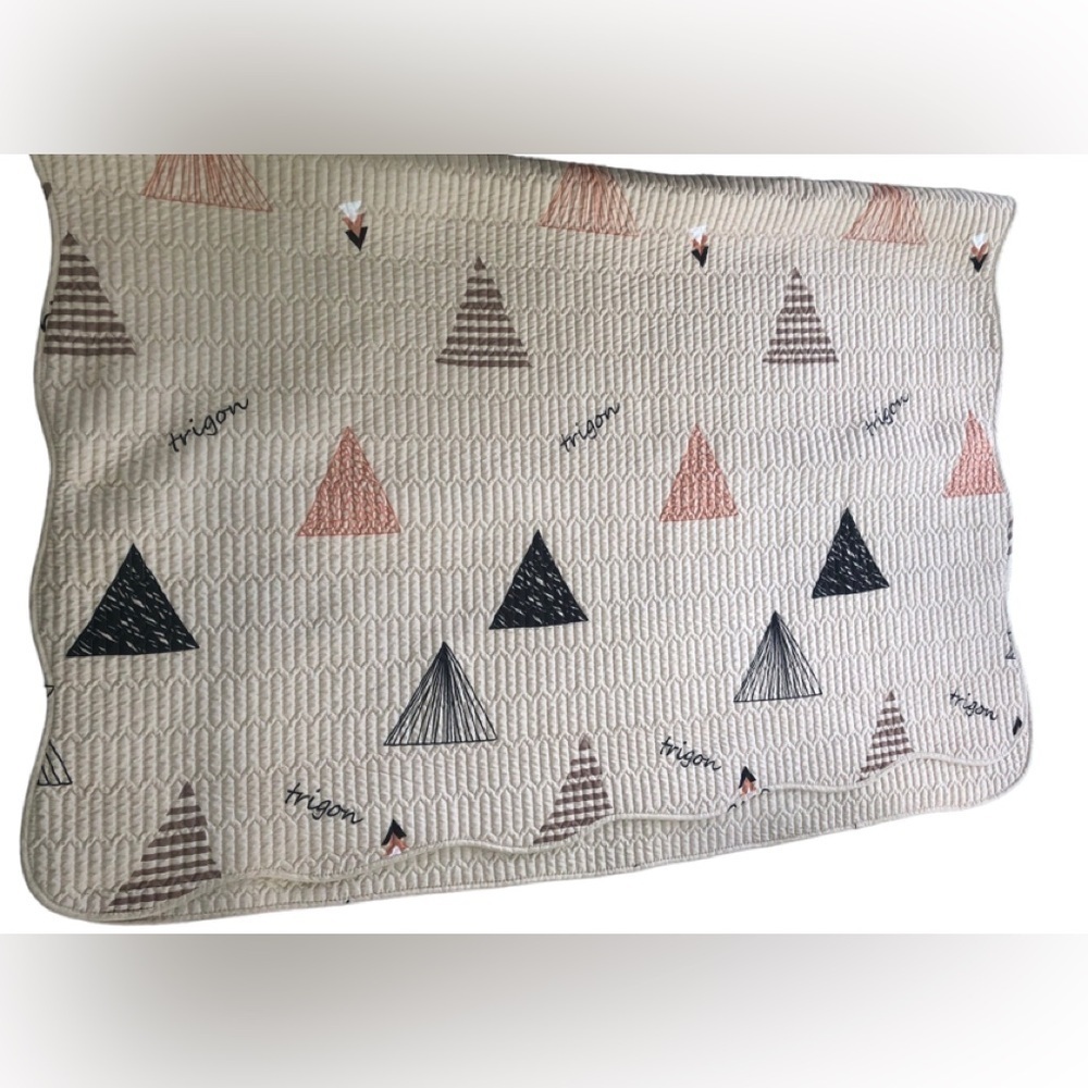 Uni-sex Twin Lightweight Trigon Triangles Bedspread Beige Navy 80X65 Dorm Room